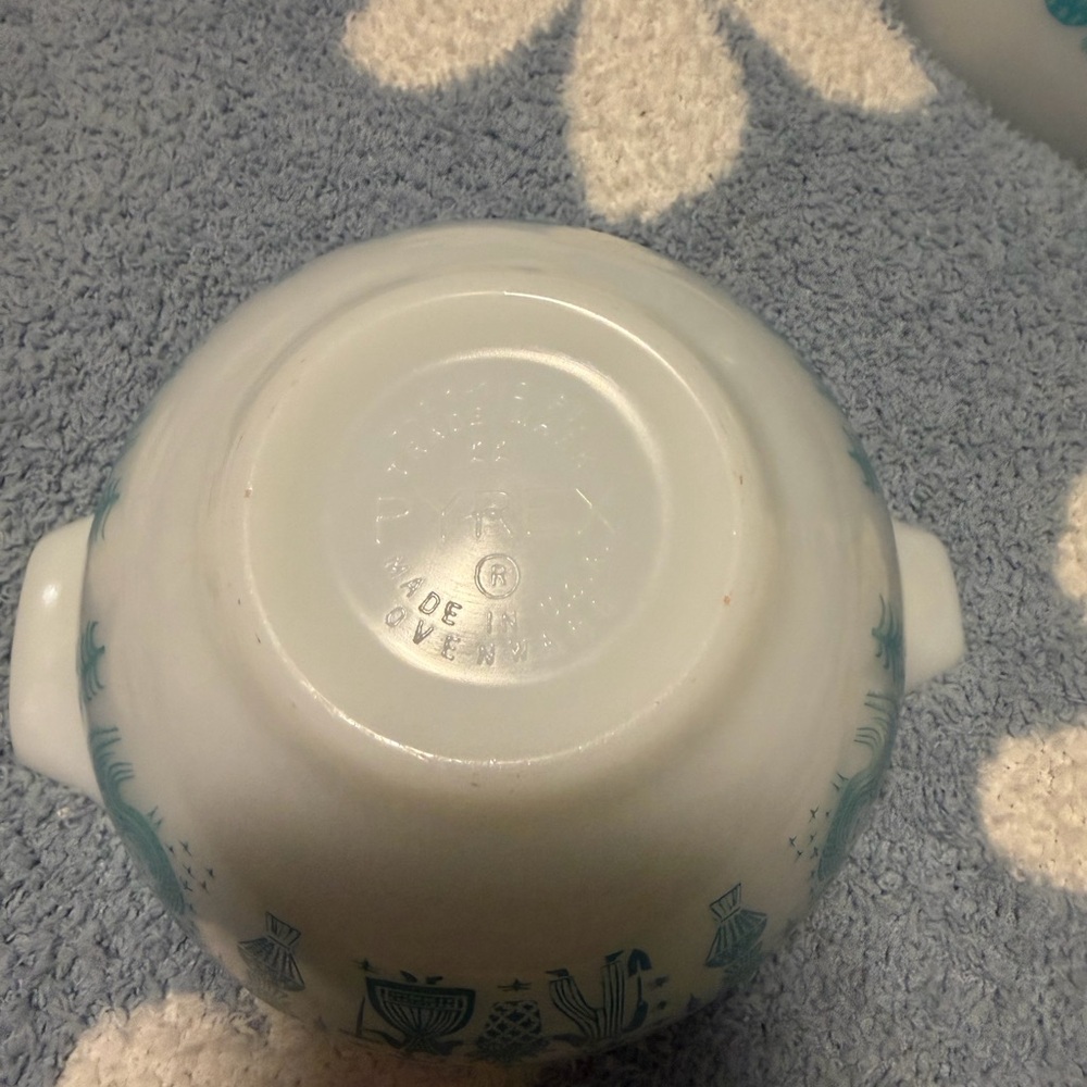 Vintage Pyrex Amish Butterprint Cinderella Blue and White Mixing Bowls Set of 3 - Picture 4 of 8